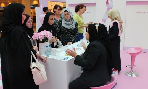 مشاركة طالبات جامعة العين بالأنشطة والفعاليات حول سرطان الثدي