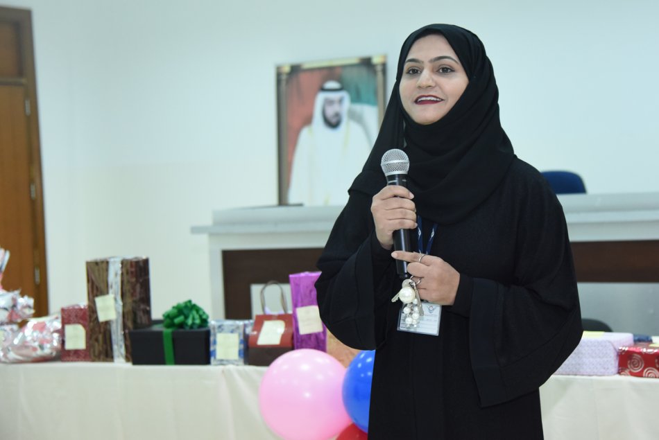 تهادوا تحابوا، هدايا، هدية، تبادل هدايا، العين، أبوظبي، جامعة العين، جامعة العين للعلوم والتكنولوجيا، وحدة الموارد البشرية