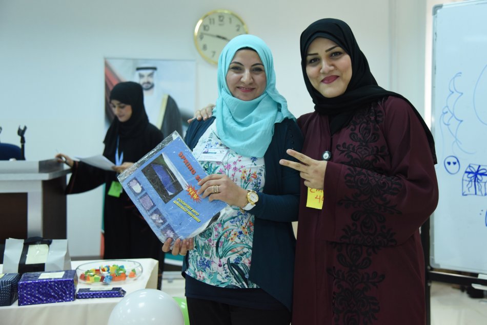 تهادوا تحابوا، هدايا، هدية، تبادل هدايا، العين، أبوظبي، جامعة العين، جامعة العين للعلوم والتكنولوجيا، وحدة الموارد البشرية