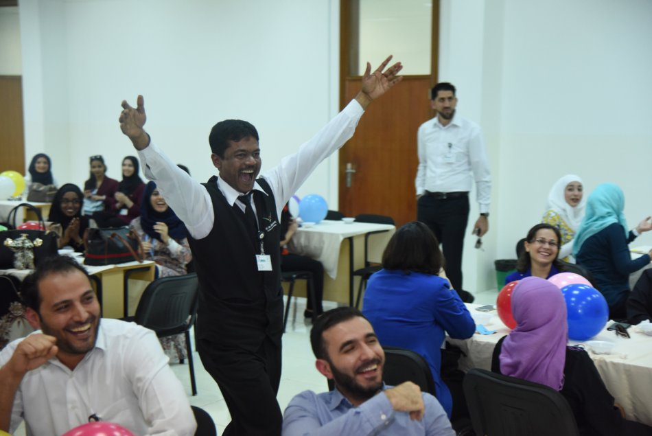 تهادوا تحابوا، هدايا، هدية، تبادل هدايا، العين، أبوظبي، جامعة العين، جامعة العين للعلوم والتكنولوجيا، وحدة الموارد البشرية