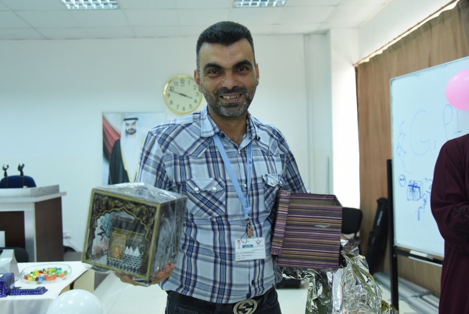 تهادوا تحابوا، هدايا، هدية، تبادل هدايا، العين، أبوظبي، جامعة العين، جامعة العين للعلوم والتكنولوجيا، وحدة الموارد البشرية