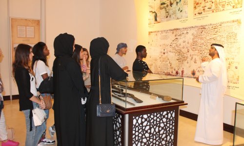 طلبة جامعة العين -مقر أبوظبي- يزورون الأرشيف الوطني