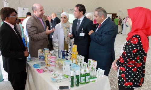 معرض صحي تثقيفي لطلبة كلية الصيدلة في جامعة العين