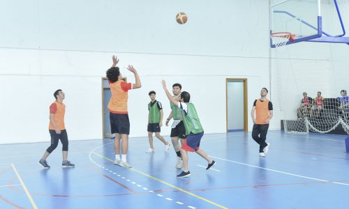 أداء عالي للطلبة في بطولة كرة السلة المفتوحة والريشة الطائرة