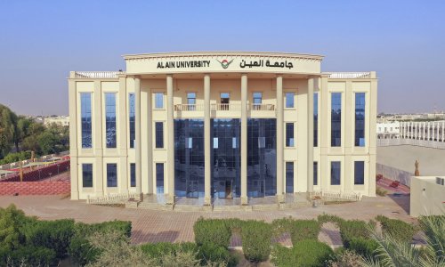 جامعة العين تعتمد التعليم 