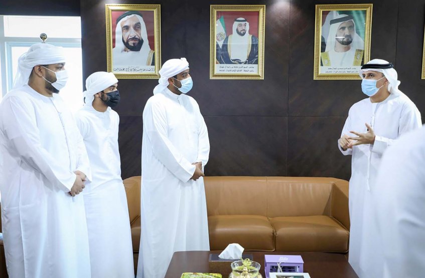 Engineering students gift a copy of Al Khaleej newspaper to the Chancellor