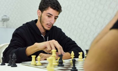 بطولة تنافسية حول طاولة الشطرنج بين طلبة جامعة العين