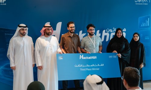 طالب من جامعة العين يحقق المركز الأول في هاكاثون الذكاء الاصطناعي لتطوير النقل العام في عجمان