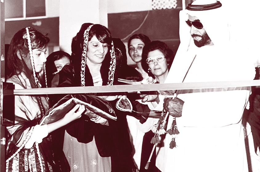 الشيخ زايد بن سلطان آل نهيان يدعم المرأة الإماراتية